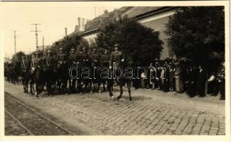 1942 Bevonuláskori zászlószentelés, elvonul a parancsnoki szakasz a zászló előtt / Entry of the Hungarian troops, irredenta. photo