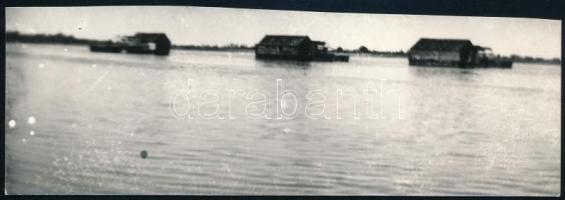 cca 1940 Vízimalmok a Dunán, három hajómalom egymás után, Kerny István (1879-1963) budapesti fotóművész hagyatékából vintage fotó jelzés nélkül, 4,6x13,9 cm