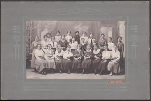 1916 Nagybecskerek, Oldal István fényképész műtermében készült csoportkép a leány iskola egyik osztályáról, 11,7x19,9 cm, karton 19,9x29,8 cm