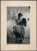 cca 1960 Harmath Istvánné (?-?) budapesti fényképész hagyatékából, jelzés nélküli vintage fotó (a kor divatja), 18x11,2 cm, karton 24x17,5 cm