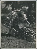 1933 Gaál Margit (1913-1999) budapesti fotóművész hagyatékából, feliratozott vintage fotó (Vasárnapi viselet), 23,5x17,8 cm