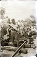 II. világháborús katonai negatívok (csoportkép, vasútépítés, szemle, vonulás, baraképítés, stb.), 10...