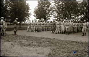 II. világháborús katonai negatívok (csoportkép, vasútépítés, szemle, vonulás, baraképítés, stb.), 10...