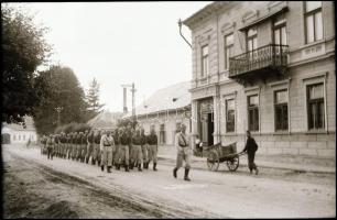II. világháborús katonai negatívok (csoportkép, vasútépítés, szemle, vonulás, baraképítés, stb.), 10...