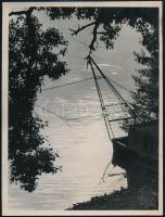 Halászbárka pihenőn, jelzetlen fotó, 24×18 cm