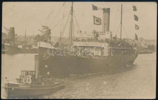 cca 1900-1910 Regina német hajó a Hedwigshütte 2 vontatóhajóval, fotólap, 9x14 cm