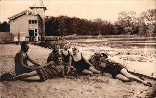 ~1927 Hévíz, fürdőzők korabeli fürdőruhákban, strand. Krityán Margit photo (EK)