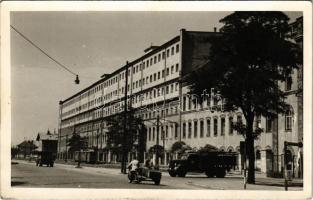 Budapest VIII. Kőbányai út 22. a Hungária körút kereszteződésénél, teherautók, oldalkocsis motorkerékpár. photo (non PC)