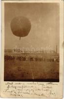 1904 Budapest VIII. A Magyar Aëro-klub első ballonja a felszállás pillanatában a Tattersall téren, Král Sándor főhadnaggyal a kosárban május 1-én, első automobilos léggömbüldözéses verseny. photo (EK)