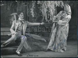 1954 Juhász Pál és Petress Zsuzsa aláírása az őket operettszínházi szereplésükön ábrázoló fotón, fotó felületén törésnyom