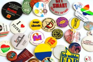 41 db modern jelvény, kitűző benne alkalmiak is