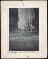 cca 1900 Oltár a Dobsinai-jégbarlangban, kartonra kasírozott, feliratozott fotó, 12×8 cm / Dobšinská Ice Cave