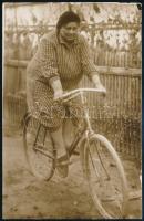 Nő biciklivel, fotólap, 14×9 cm