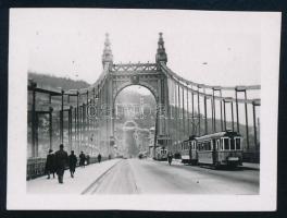cca 1930 Budapest, régi Erzsébet híd villamossal, fotó, 3×4 cm