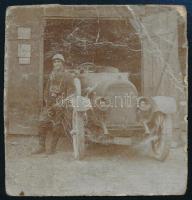 1918 Katona automobillal, vágott fotó, felületén törésnyomok, 5×5 cm