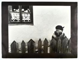1987 Endrődi Péter (1951-): Gyimesközéplok (Erdély), hátoldalon feliratozott, kartonra kasírozott művészi fotó, jó állapotban, 29×38 cm