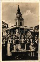 1938 Beregszász, Beregovo, Berehove; bevonulás, honleányok Isten áldd meg a magyart tribün előtt / entry of the Hungarian troops, compatriot women (fl)