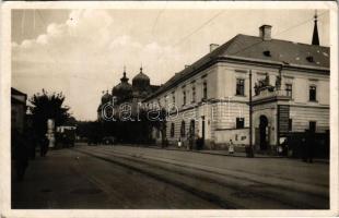 Nagyvárad, Oradea; Horthy Miklós tér, hirdetőoszlop, reklámok / square, advertising column and posters (EK)