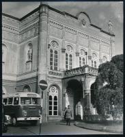cca 1965 A Debreceni Csokonai Színház épülete a színház Ikarus buszával, fotó, jó állapotban, 15×14 cm