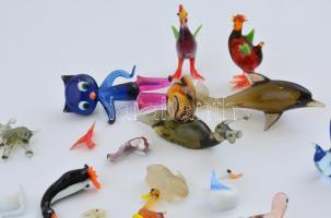 18 db színes üveg állatfigura, némelyiken kis lepattanással, 1x3 és 7,5x4 cm közötti méretekben