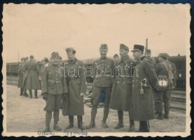 1939 Magyar katonák a bevonuláskor az ungvári pályaudvaron, hátoldalon feliratozott fotó, 6×8,5 cm