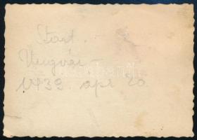 1939 Magyar katonák a bevonuláskor az ungvári pályaudvaron, hátoldalon feliratozott fotó, 6×8,5 cm