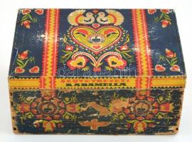 Szent István Szövetkezeti Karamella fa doboz, gazdag, díszes népies illusztrációval, erősen kopottas állapotban, 15,5x23,5x11 cm