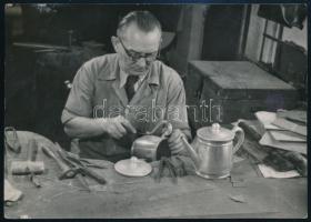 cca 1950 Kisipari Termelőszövetkezet fotója fémedény megmunkálásáról, hátoldalon pecséttel jelezve, 8,5×12 cm