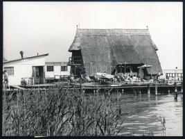 1971 A Fertő-tóra cölöpökre épített hétvégi házak, Hadas János fotója, hátoldalon feliratozva, 9×12 cm