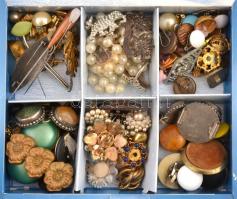 Doboznyi bizsu tétel, közte kalaptűk, brossok, klipszek