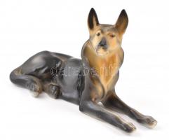 Hollóházi fekvő kutya (németjuhász), kézzel festett, jelzett, apró kopásokkal, h: 20,5 cm
