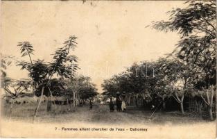 1906 Dahomey, Femmes allant chercher de l'eau / water carrier women