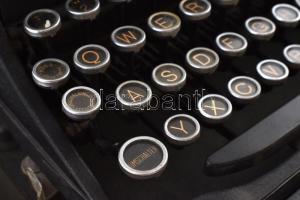 cca 1940 Royal De Lux írógép, német nyelvű billentyűzettel, működőképes, tokban, 12x33 cm