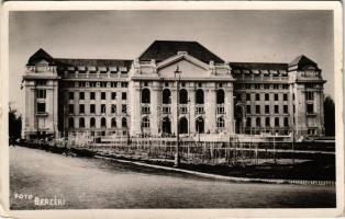 1937 Debrecen, Egyetemi központi épület. Csáthy Ferenc kiadása (EK)