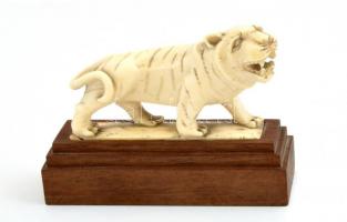 Csont tigris figura, fa talpon, m: 7x9,5 cm