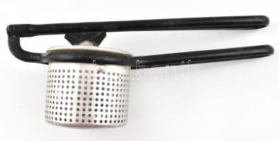 Régi fém krumplinyomó, h: 31 cm