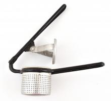 Régi fém krumplinyomó, h: 31 cm