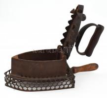 Régi vas vasaló fa fogantyúval, kissé rozsdás + fém talapzat fa fogantyúval, vasaló m: 20 cm, talapz...