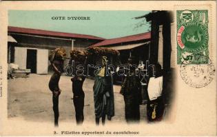 Cote dIvoire, Fillettes apportant du caoutchouc / girls bringing rubber