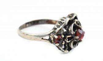 Ezüst(Ag) gyűrű, gránáttal, jelzett, méret: 56, bruttó: 4 g