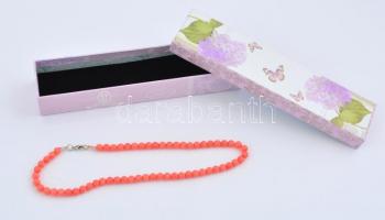 Korall gyöngysor, díszdobozban, h: 40 cm