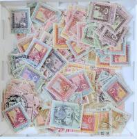 1868-1924 Több mint 250 db okmánybélyeg bonbonos dobozban ömlesztve