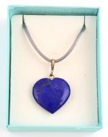 Lapis lazuli csiszolt szív függőmedál selyemzsinóron, díszdobozban, h: 40 cm