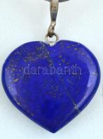 Lapis lazuli csiszolt szív függőmedál selyemzsinóron, díszdobozban, h: 40 cm