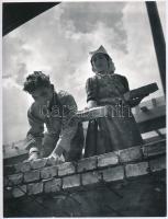 Rév Miklós (1906-1998): Építkezés, feliratozott fotó, 24×18 cm