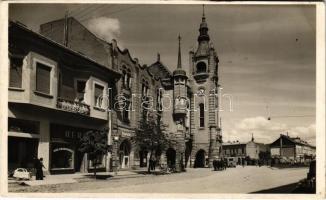 1940 Munkács, Mukacheve, Mukacevo; Városháza, üzletek, autóbusz / town hall, shops, autobus (vágott / cut)