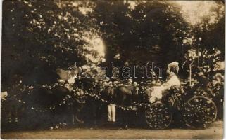 1905 Arad, Rózsa ünnepély feldíszített lovashintóval. A levél írója, egy katona másnap utazik manöverre / Rose festival, decorated horse chariot. photo