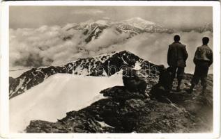 1942 Borsa, Borscha; Radnai-havasok a Horthy Miklós-csúcsról (Nagy-Pietrosz), turisták / Varful Pietrosul Rodnei, Muntii Rodnei / mountain peak, hikers (EK)