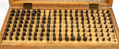 Régi fogorvosi készlet fogpótláshoz szükséges fém mintákkal, össz. 150 db, hiánytalan. Fa dobozban, ...