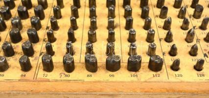 Régi fogorvosi készlet fogpótláshoz szükséges fém mintákkal, össz. 150 db, hiánytalan. Fa dobozban, ...